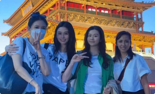 邱淑贞近照曝光56岁皮肤白皙不显老和两个女儿同框似姐妹